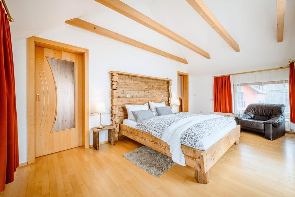 Bed, Photo of the whole room, Seating area, Bedroom