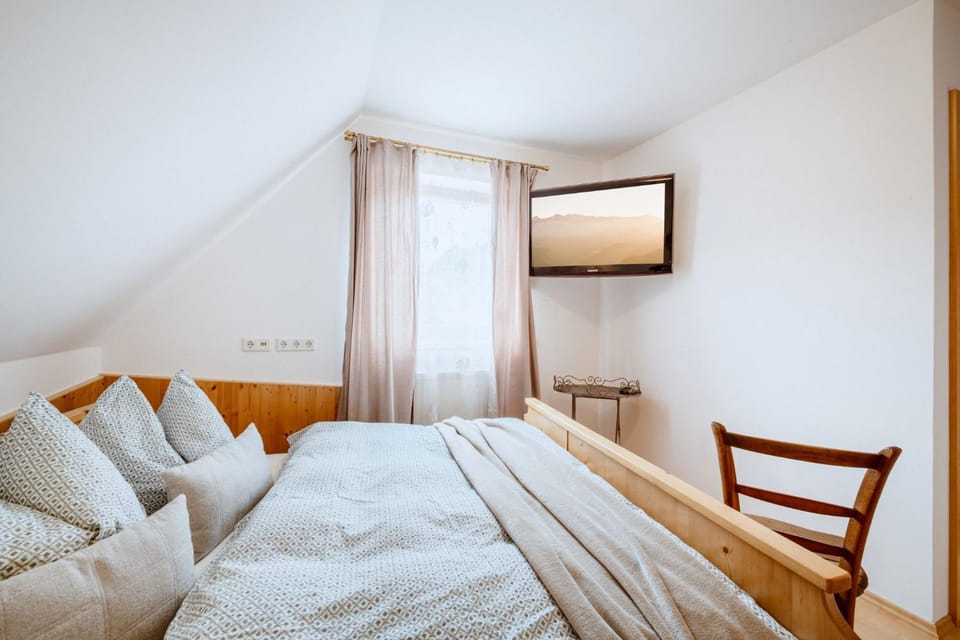 Bed, TV and multimedia, Photo of the whole room, Seating area, Bedroom