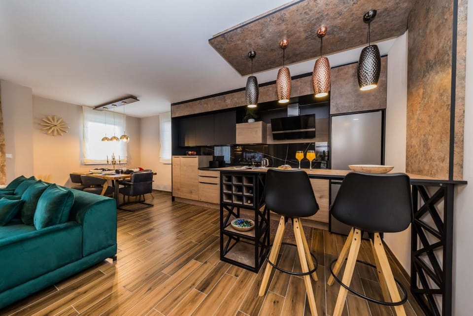 Kitchen or kitchenette, minibar, oven, stove