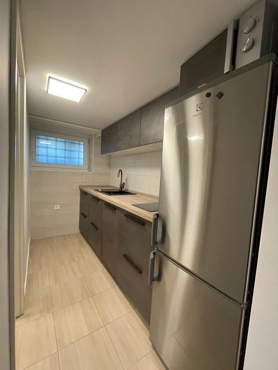 Kitchen or kitchenette, dishwasher, minibar