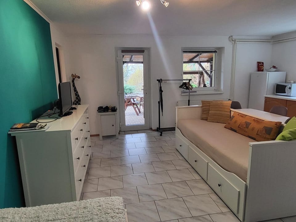 Bed, Living room, Photo of the whole room, Seating area