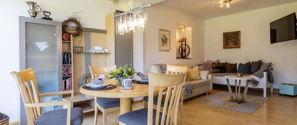 TV and multimedia, Living room, Seating area, Dining area