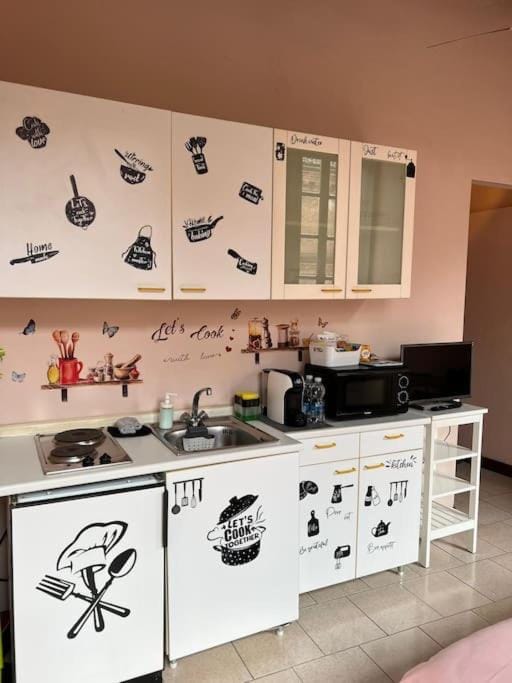 Kitchen or kitchenette, minibar, stove