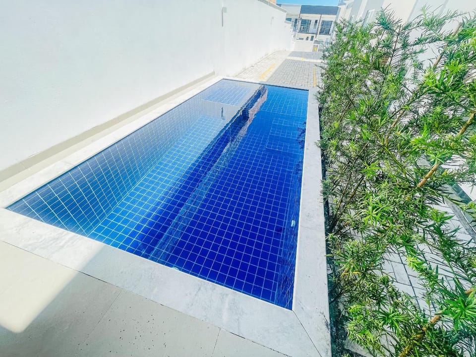 Apê com Vista mar, 2 quartos sendo 1 suíte (ambos com ar condicionado), internet privativa 300MBPS, no Residencial Lumar, condominio com piscina e área gourmet, próximo às melhores barracas da praia de Taperapuã. House in State of Bahia