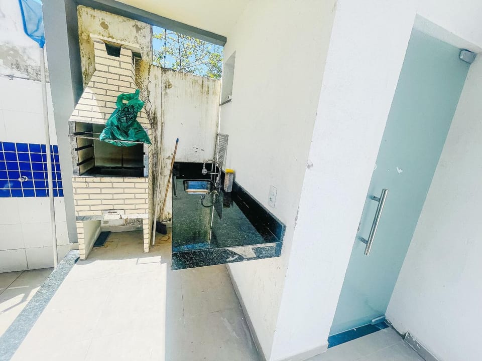 Apê com Vista mar, 2 quartos sendo 1 suíte (ambos com ar condicionado), internet privativa 300MBPS, no Residencial Lumar, condominio com piscina e área gourmet, próximo às melhores barracas da praia de Taperapuã. House in State of Bahia