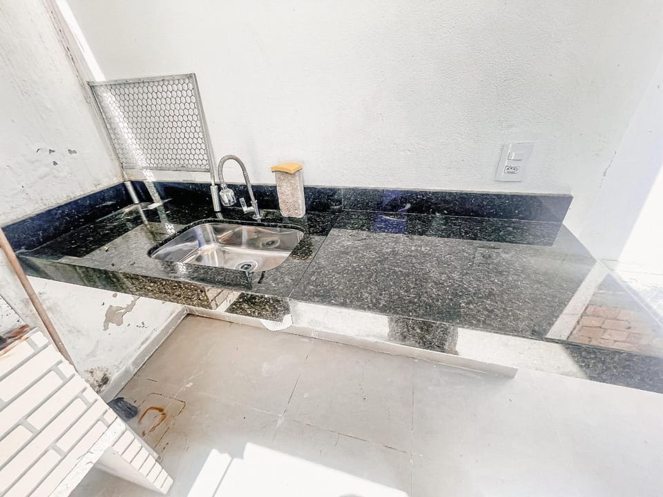 Apê com Vista mar, 2 quartos sendo 1 suíte (ambos com ar condicionado), internet privativa 300MBPS, no Residencial Lumar, condominio com piscina e área gourmet, próximo às melhores barracas da praia de Taperapuã. House in State of Bahia