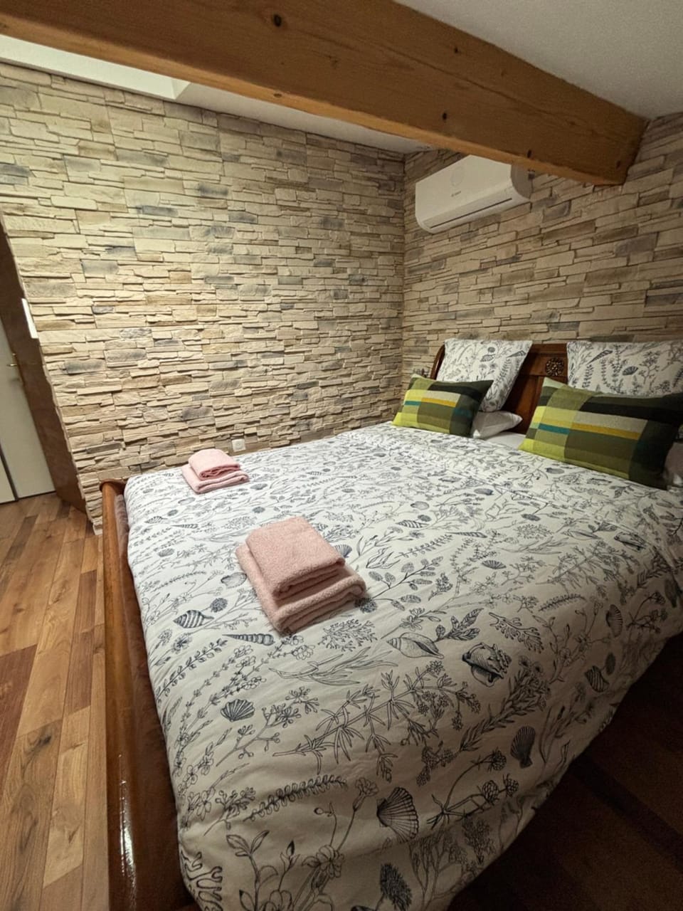 Bed, towels