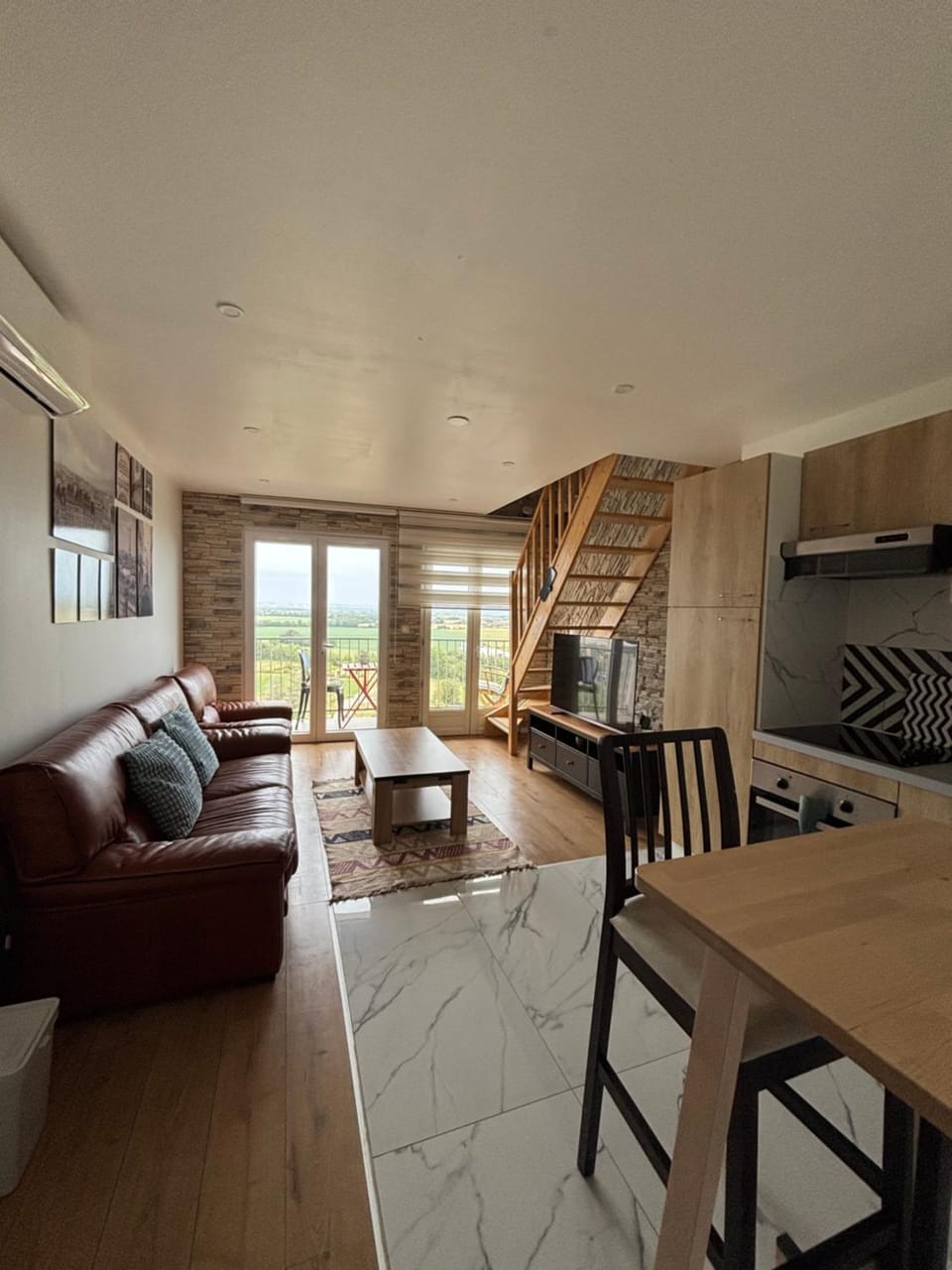 Kitchen or kitchenette, Living room, Seating area, Dining area