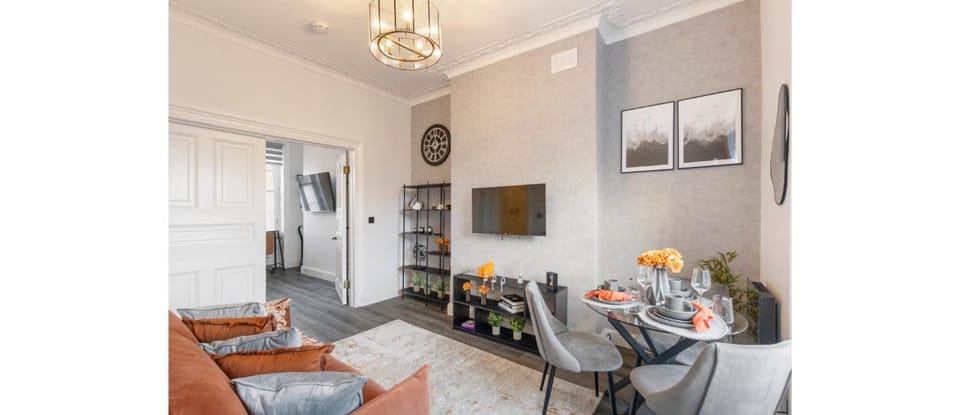 TV and multimedia, Living room, Seating area, Dining area