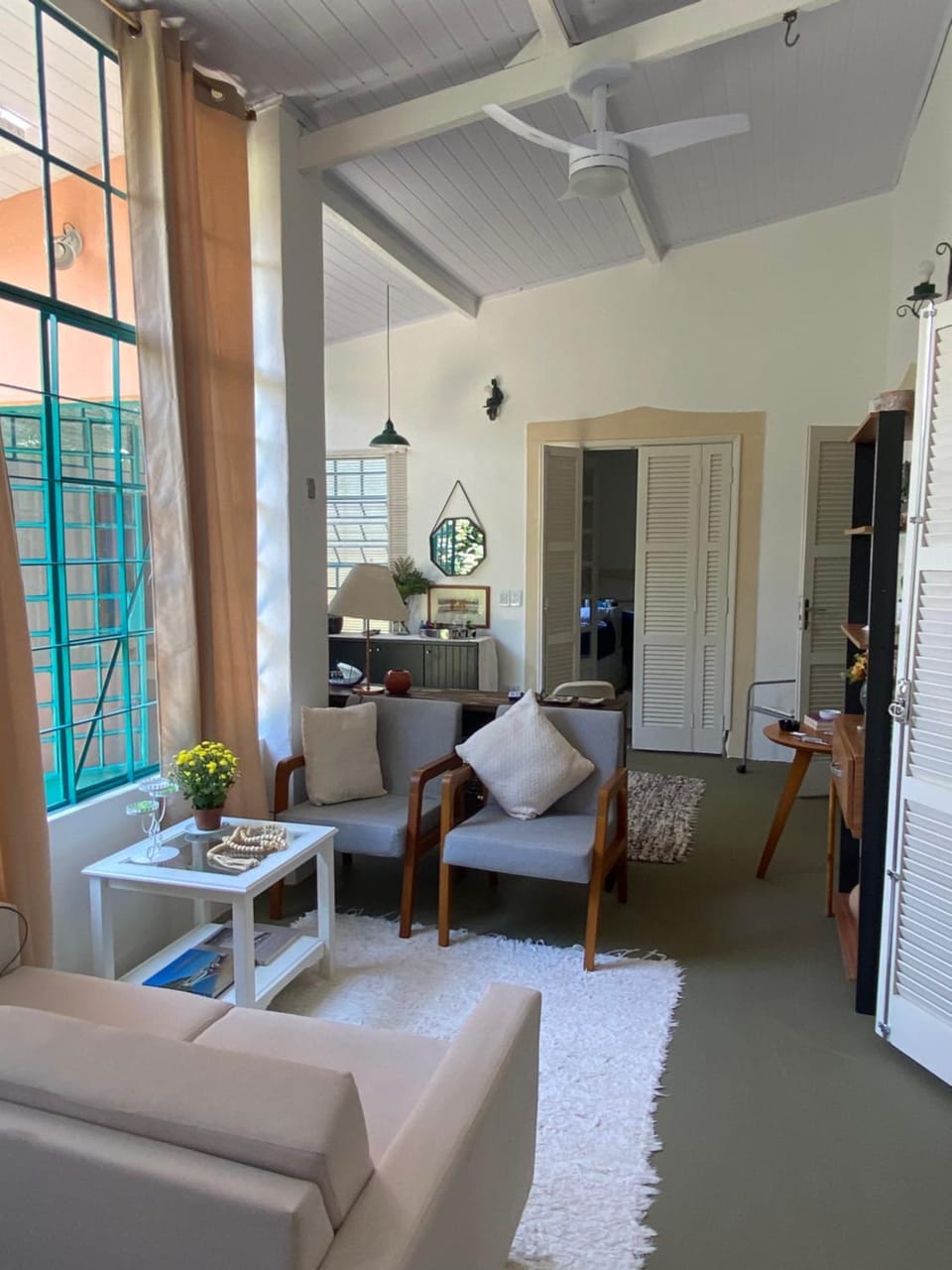 Living room, Seating area, Dining area, fireplace