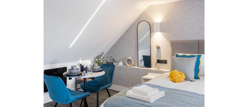 Bed, Living room, Photo of the whole room, Seating area, Dining area, Bedroom, hair dresser