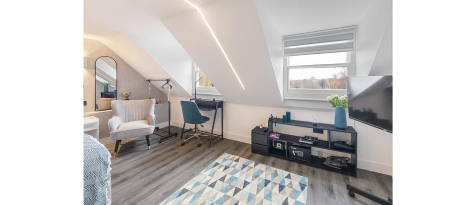 Communal lounge/ TV room, Bed, TV and multimedia, Living room, Photo of the whole room, Seating area, Evening entertainment, Bedroom, hair dresser