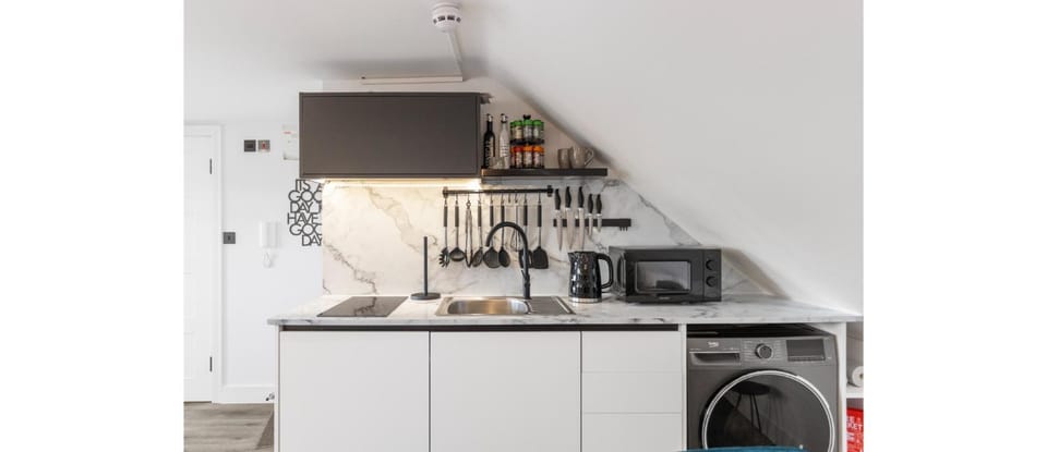 Kitchen or kitchenette, stove, washing machine