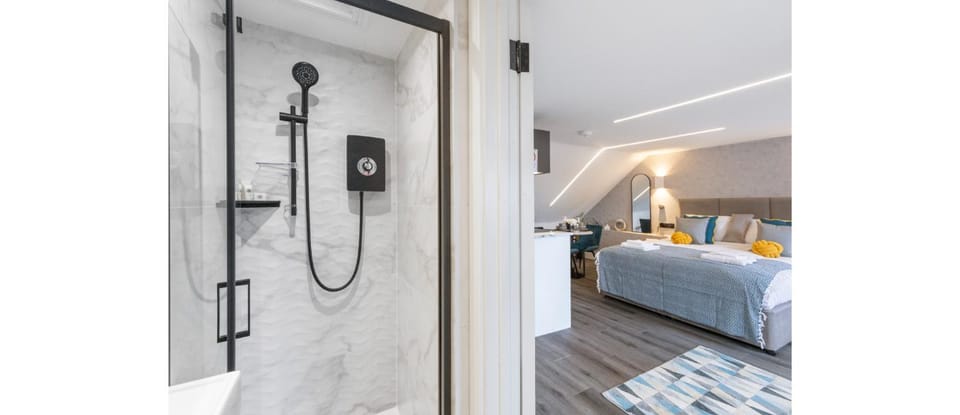 Shower, Bed, Bathroom, Photo of the whole room, Bedroom, towels