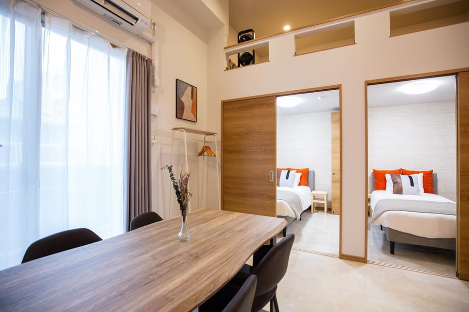 Bed, Living room, Seating area, Dining area, air conditioner