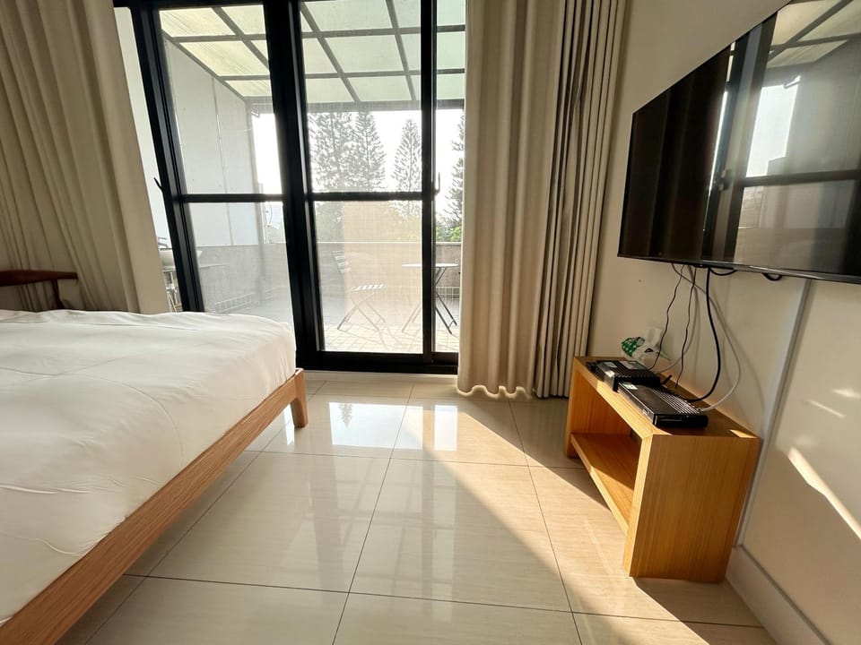 Bed, TV and multimedia, Bedroom, hair dresser