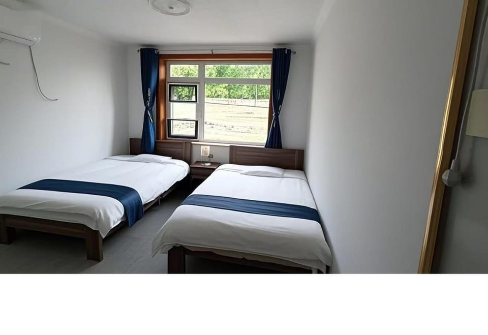 Bedroom, air conditioner