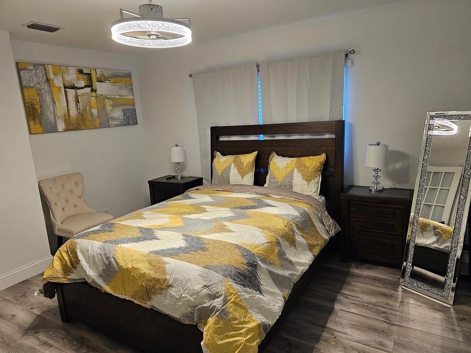 Sunny Goldie House in Lauderdale Lakes