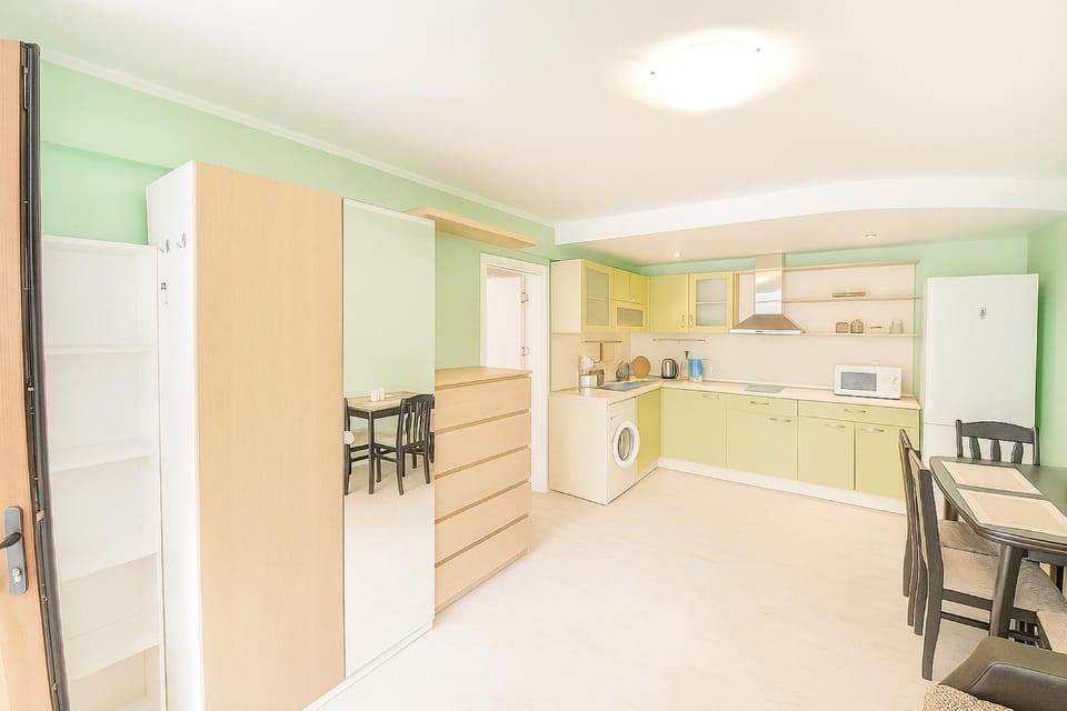 Kitchen or kitchenette, Dining area, stove