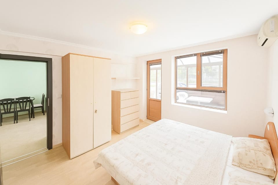 Bed, Bedroom, internet, wardrobe, air conditioner