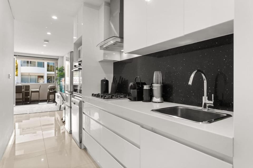Stylish Spacious Modern 1 BDR Balcony BBQ AirCon Lift Apartment in Sydney