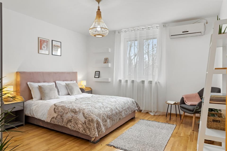 Bed, Photo of the whole room, Bedroom, internet, air conditioner