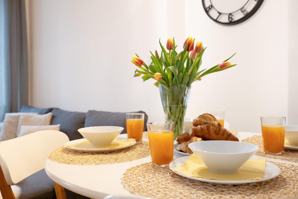 Living room, Food and drinks, Seating area, Food