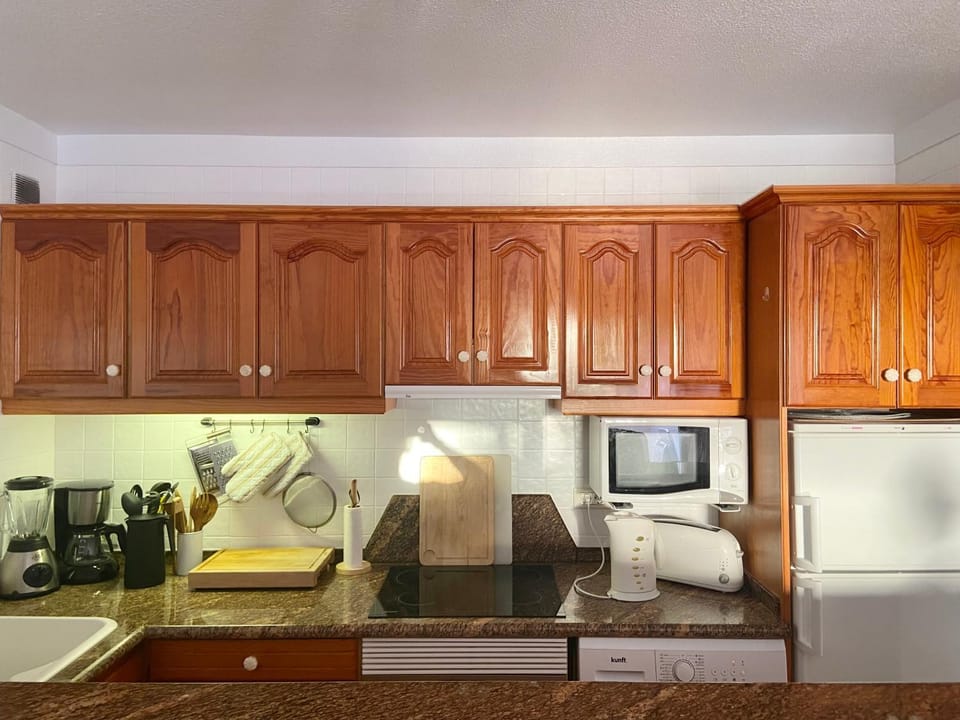 Coffee/tea facilities, microwave, oven, toaster, kitchen