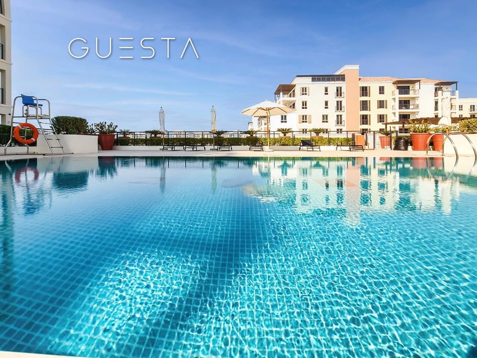 Property building, Day, Swimming pool, sunbed