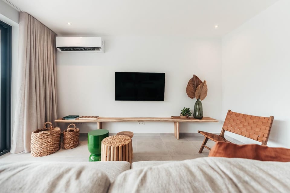 Communal lounge/ TV room, TV and multimedia, Living room, Seating area, Evening entertainment, air conditioner