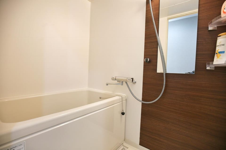 QU102 Ground-Floor 2BR Home, 6 Min to Koiwa, 1 Double Bed and 2 Single Beds, Easy with Luggage Apartment in Japan