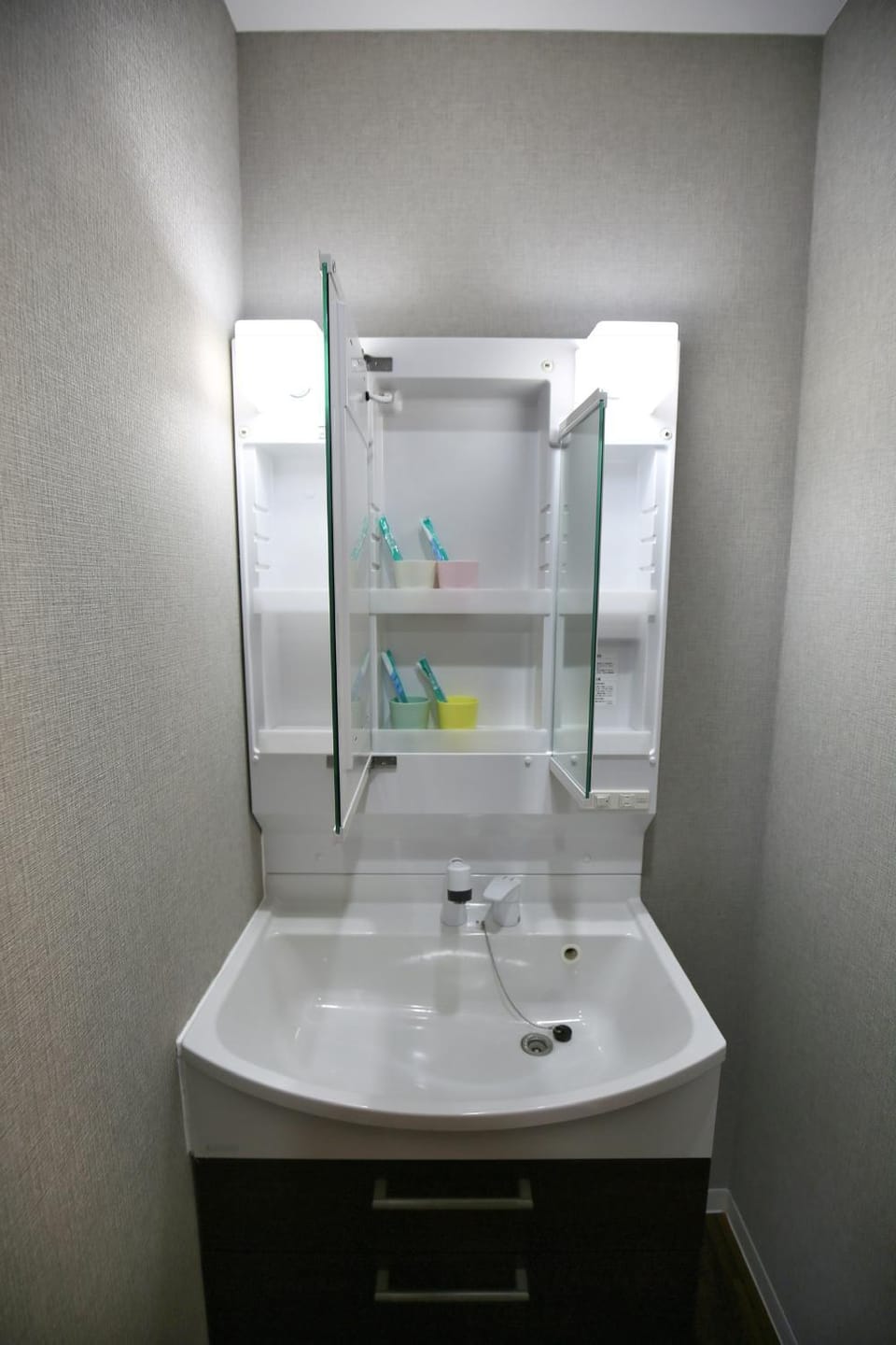 QU102 Ground-Floor 2BR Home, 6 Min to Koiwa, 1 Double Bed and 2 Single Beds, Easy with Luggage Apartment in Japan