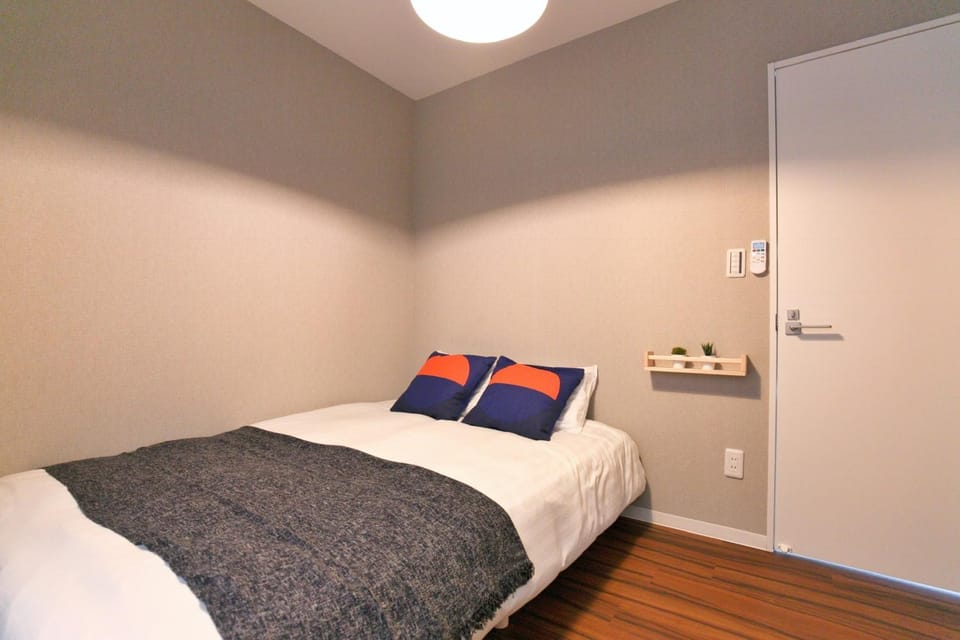 QU102 Ground-Floor 2BR Home, 6 Min to Koiwa, 1 Double Bed and 2 Single Beds, Easy with Luggage Apartment in Japan