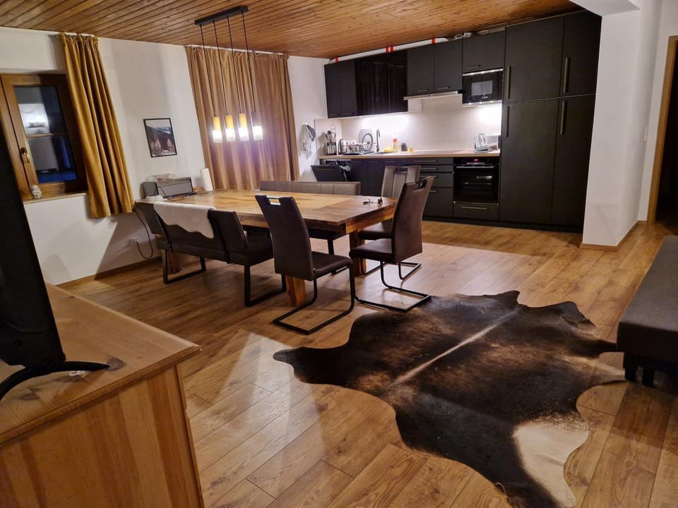 Kitchen or kitchenette, Living room, Seating area, Dining area