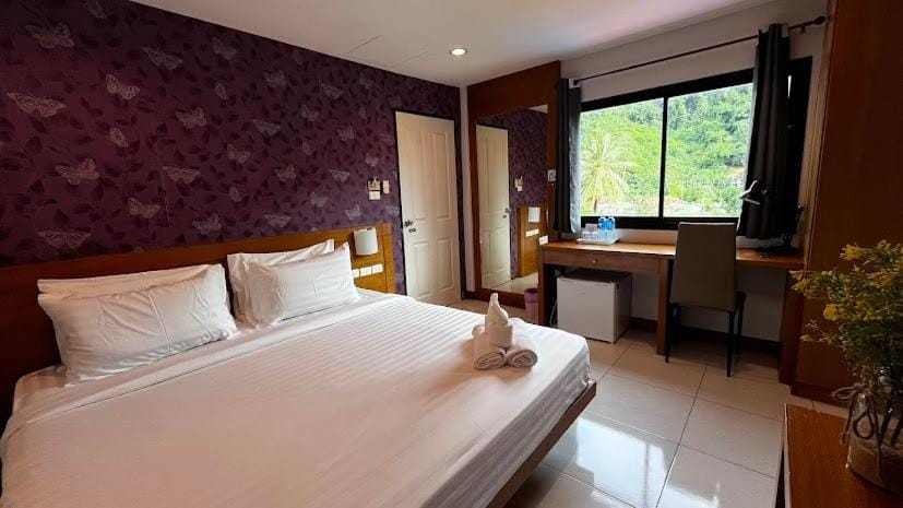 Bedroom, Mountain view