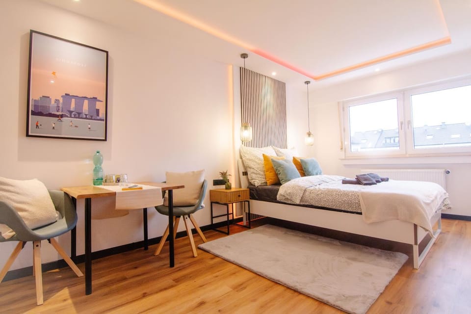 Bed, Photo of the whole room, Seating area, Dining area, Bedroom
