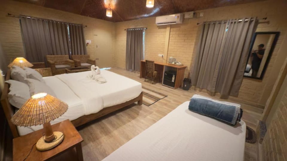 Bed, Photo of the whole room, Seating area