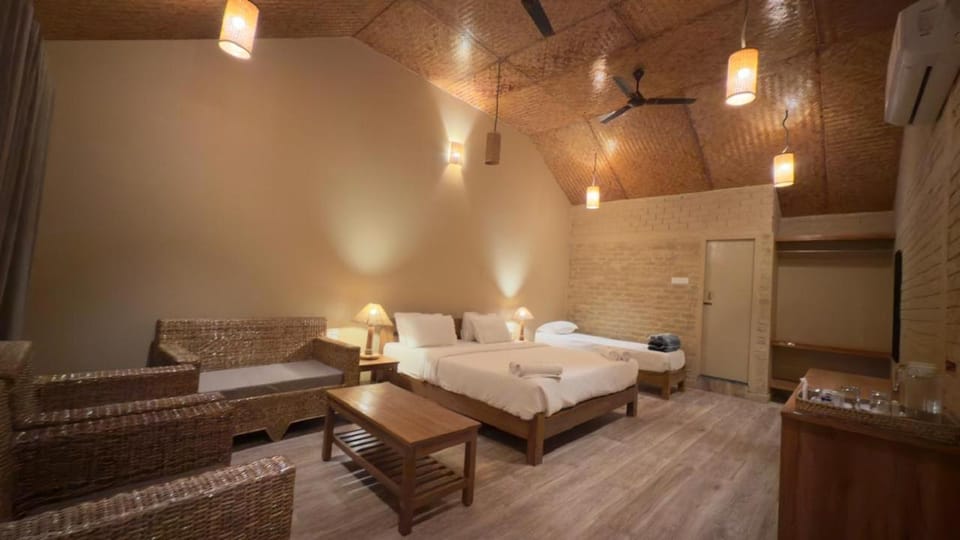 Bed, Living room, Photo of the whole room, Seating area