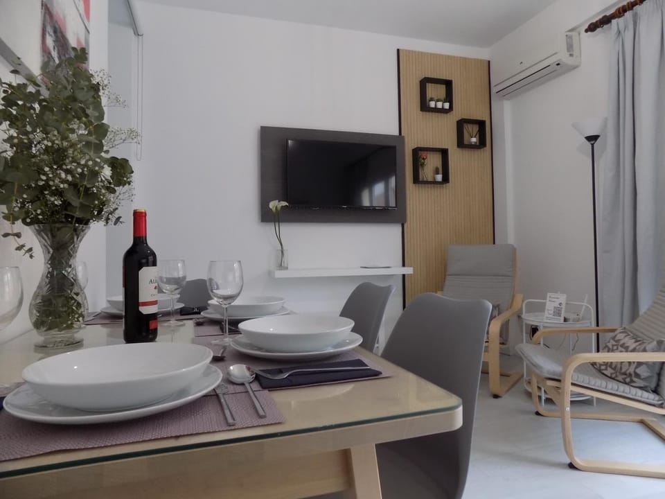 TV and multimedia, Living room, Seating area, Dining area