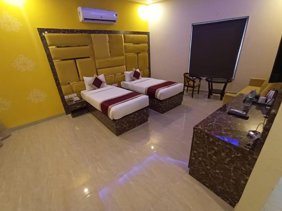 Bed, TV and multimedia, Photo of the whole room, towels, air conditioner