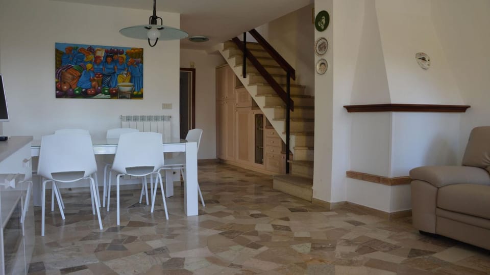 Seating area, Dining area