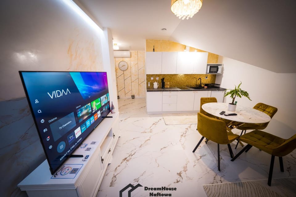 Communal lounge/ TV room, TV and multimedia, Living room, Seating area, Dining area