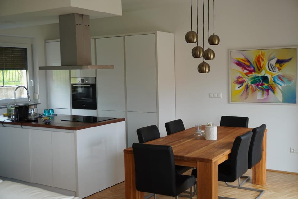 Coffee/tea facilities, Dining area, kitchen