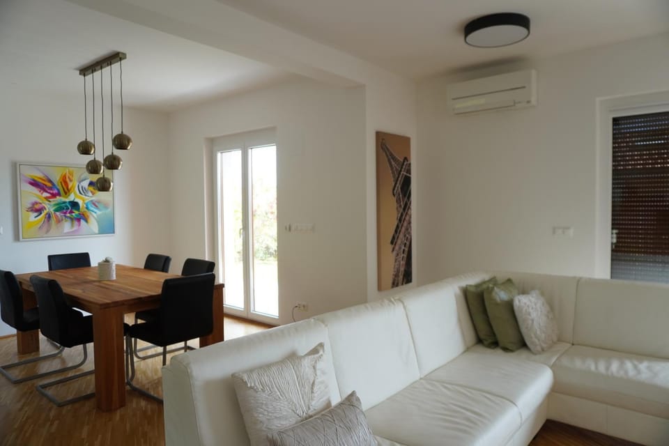 Living room, Food, air conditioner