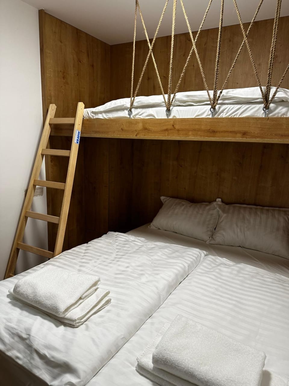Bed, Photo of the whole room, Bedroom, bunk bed, towels