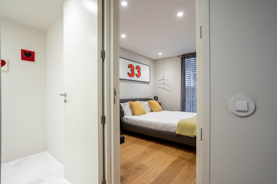 Primrose 1BR Delight w Parking by LovelyStay Apartment in Porto