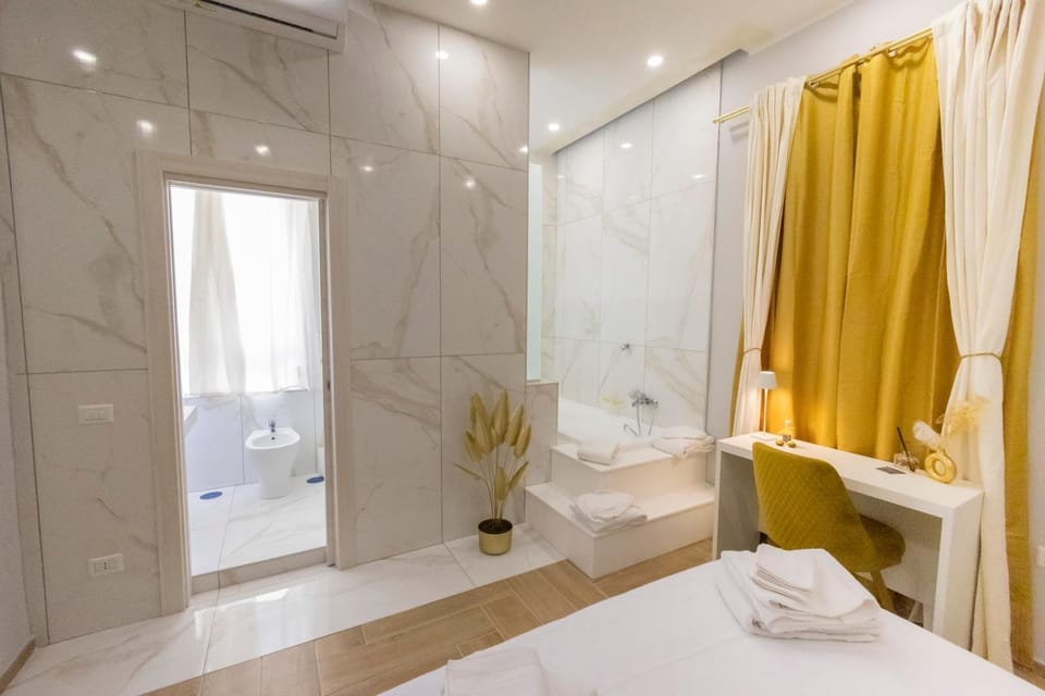 Shower, Bed, Bathroom, Photo of the whole room, Bedroom, Bath, towels