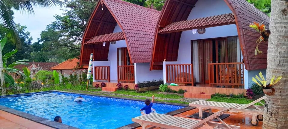 Property building, Patio, Day, Garden, Garden view, Pool view, Swimming pool, Swimming pool, sunbed