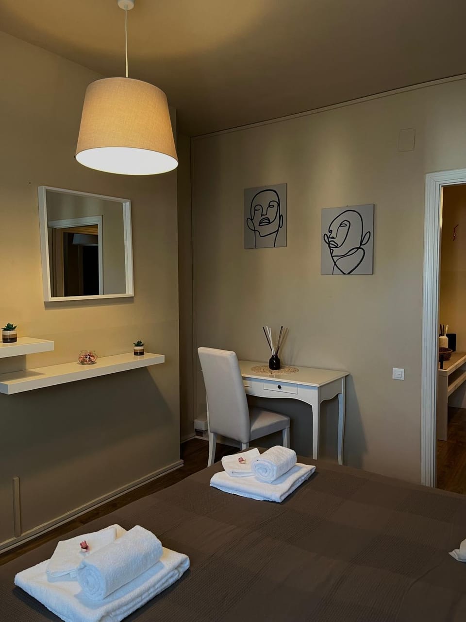 Bedroom, hair dresser, towels