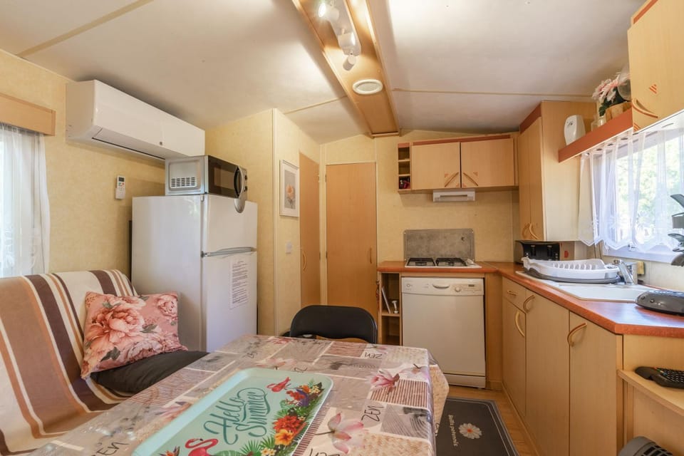 Property building, Kitchen or kitchenette, Living room